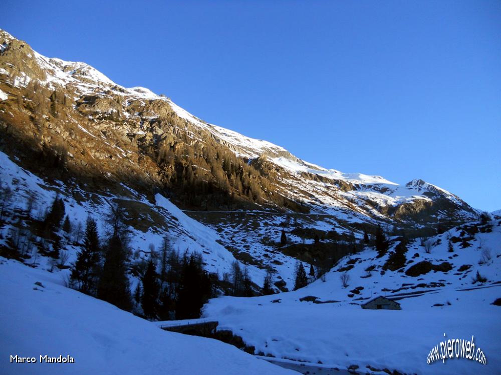 02_Lago del prato verso il rif Longo.jpg